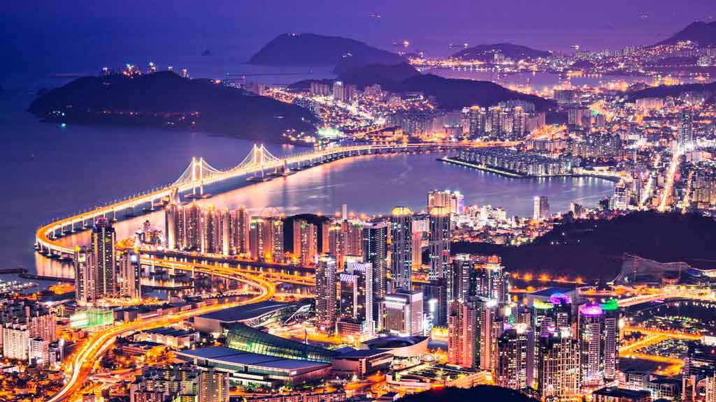 La ciudad de Busán de noche desde Hwangyeonsang
