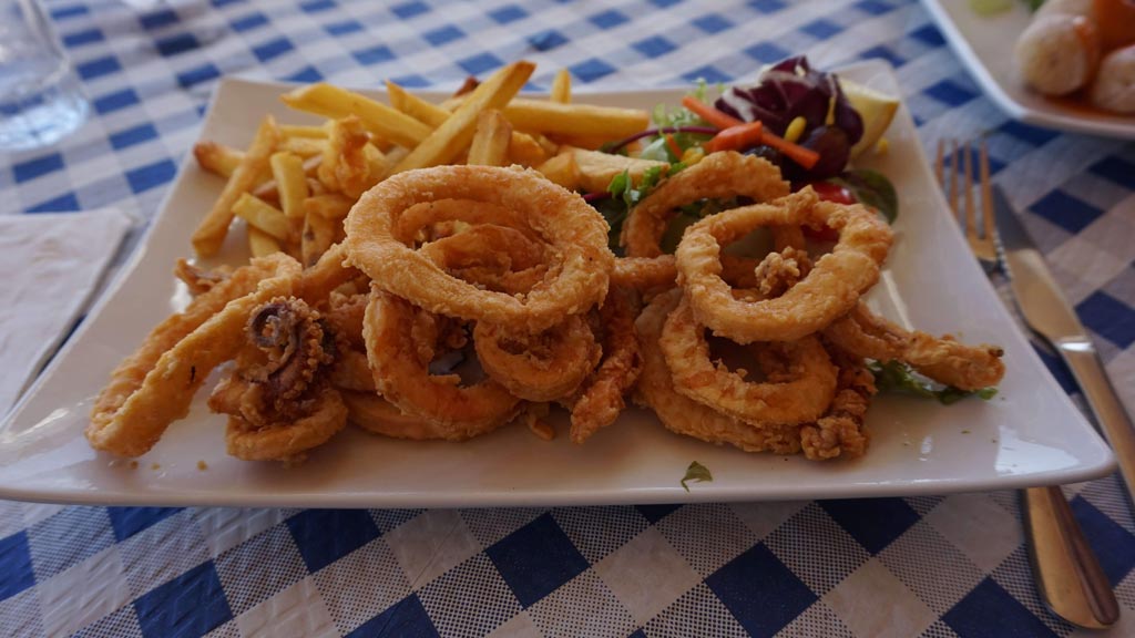 Calamares fritos en el club Náutico de El Burrero