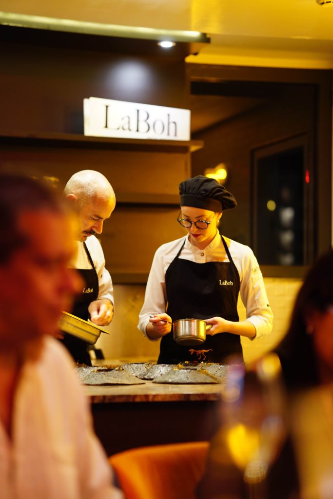 Show cooking Around the table at LaBoh