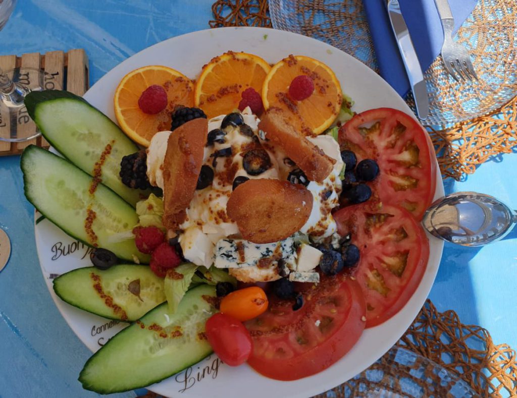 Where to eat in Sardina, greek salad in La Cueva restaurant