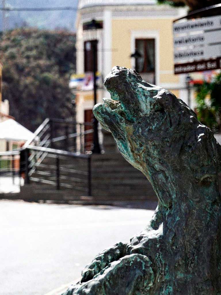 Sculpture in honor of the Perro Maldito Fest, Valsequillo village