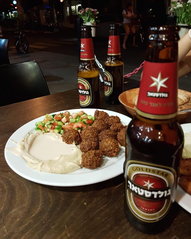 Falafel, hummus y cerveza israeli