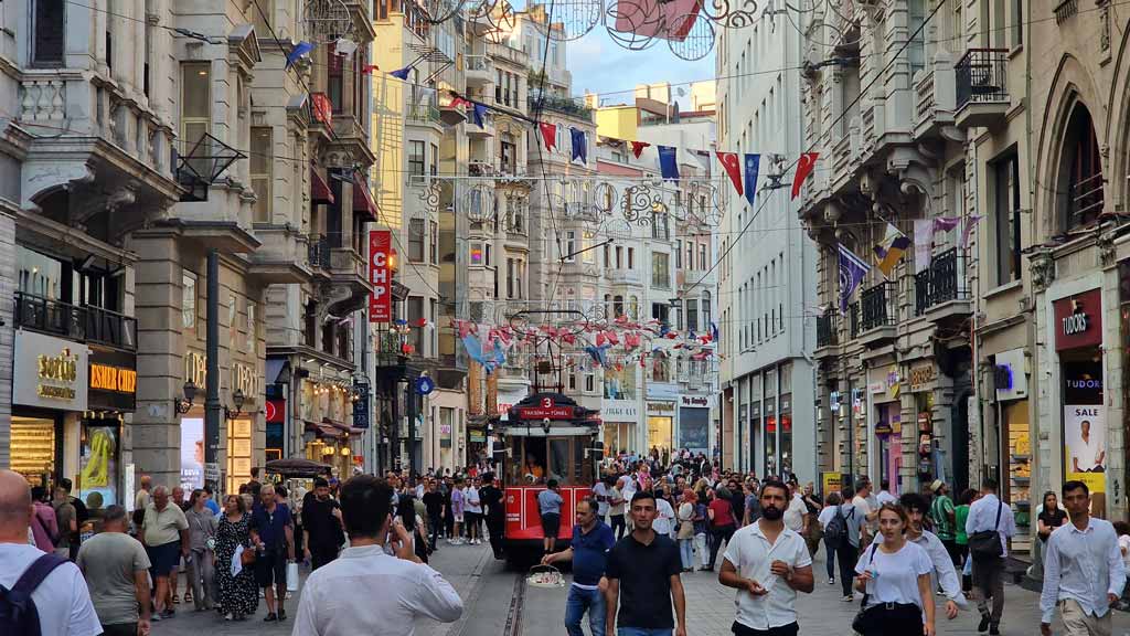 Calle Istiklal y tranvía de Estambul