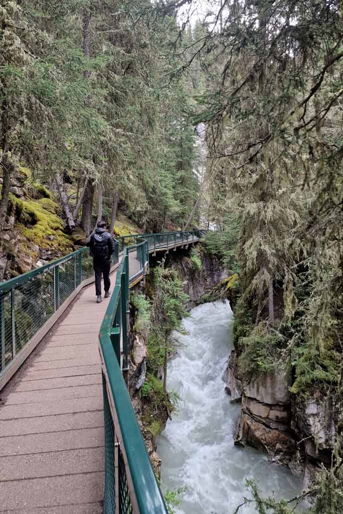 Johnston Canyon trail, places to visit in Canada