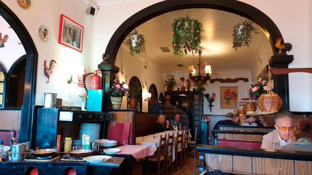 Interior restaurante El Gallo Feliz