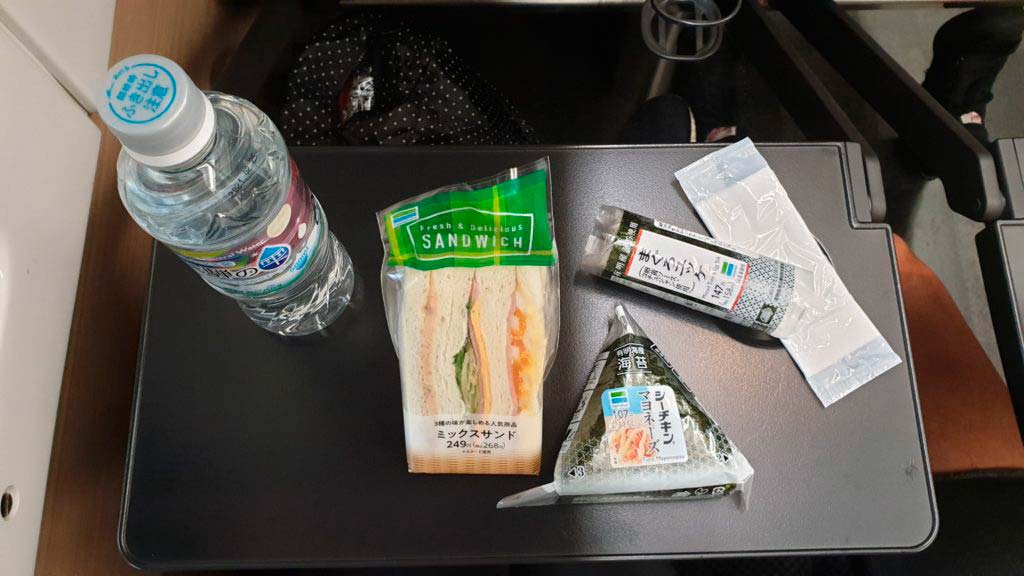 Desayunos en Japón, sandwich y roll de arroz
