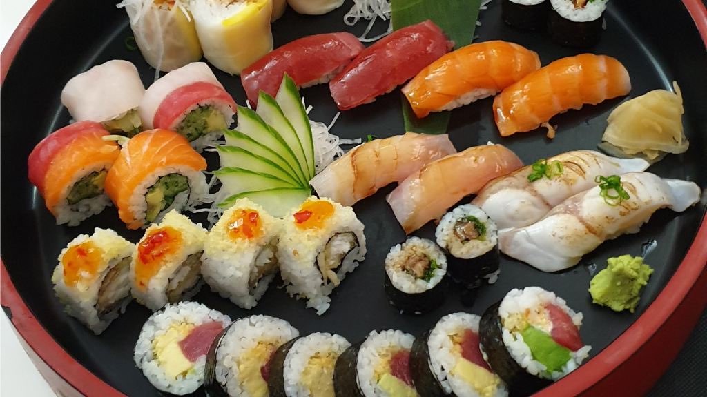 Sushi y makis variados en restaurante Hito