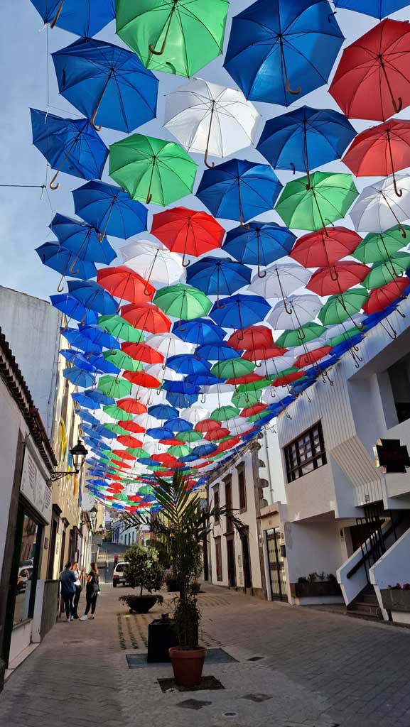 Paraguas de colores en Valleseco, Gran Canaria