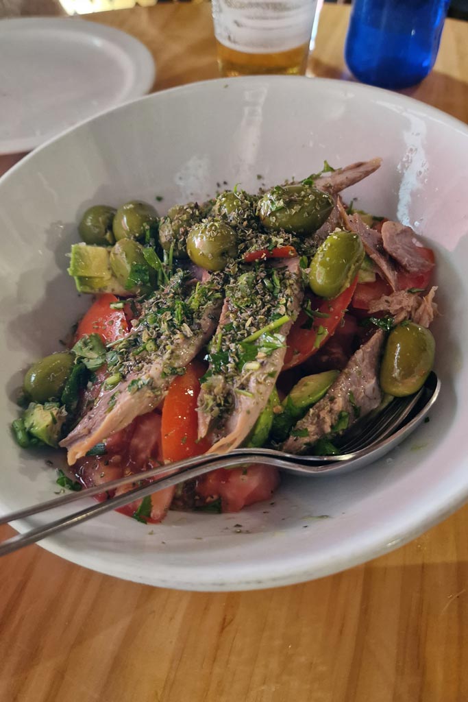 ensalada de ventresca, tomate y aguacate