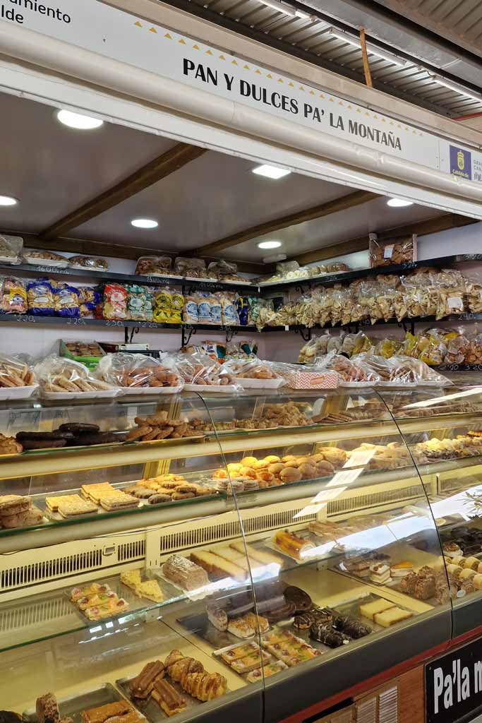 Mercado de Telde, puesto de dulces y panes