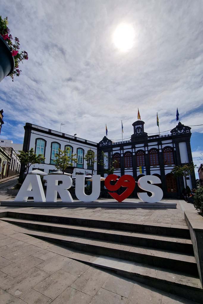 Plaza de la Constitución y Ayuntamiento de Arucas