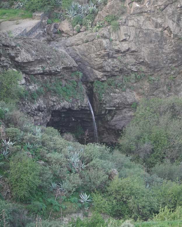 Cascada vista desde el sendero que parte desde el Charco de La Paloma